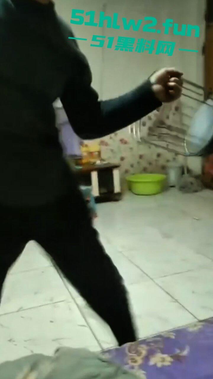 极品骚妇约炮情人,竟大胆带回家啪啪被老公捉奸在床,抡凳子揍的骚货女人嗷嗷惨叫。-1