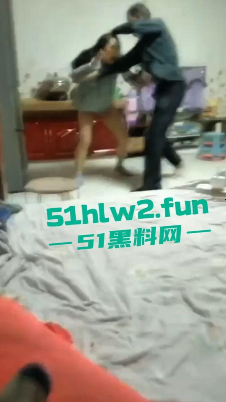 极品骚妇约炮情人,竟大胆带回家啪啪被老公捉奸在床,抡凳子揍的骚货女人嗷嗷惨叫。-4