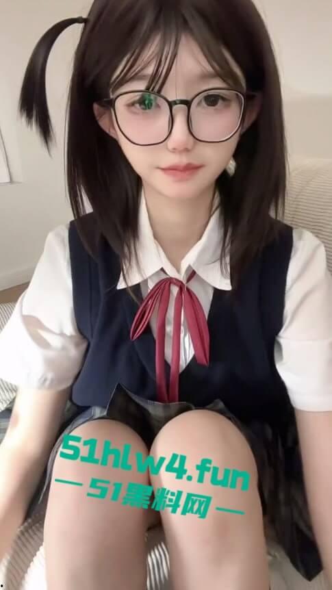 抖音擦边网红【美羊羊桑】百元门槛视频流出,甜美萝莉性感美脚让人魂飞现场隔空撸鸡。-6