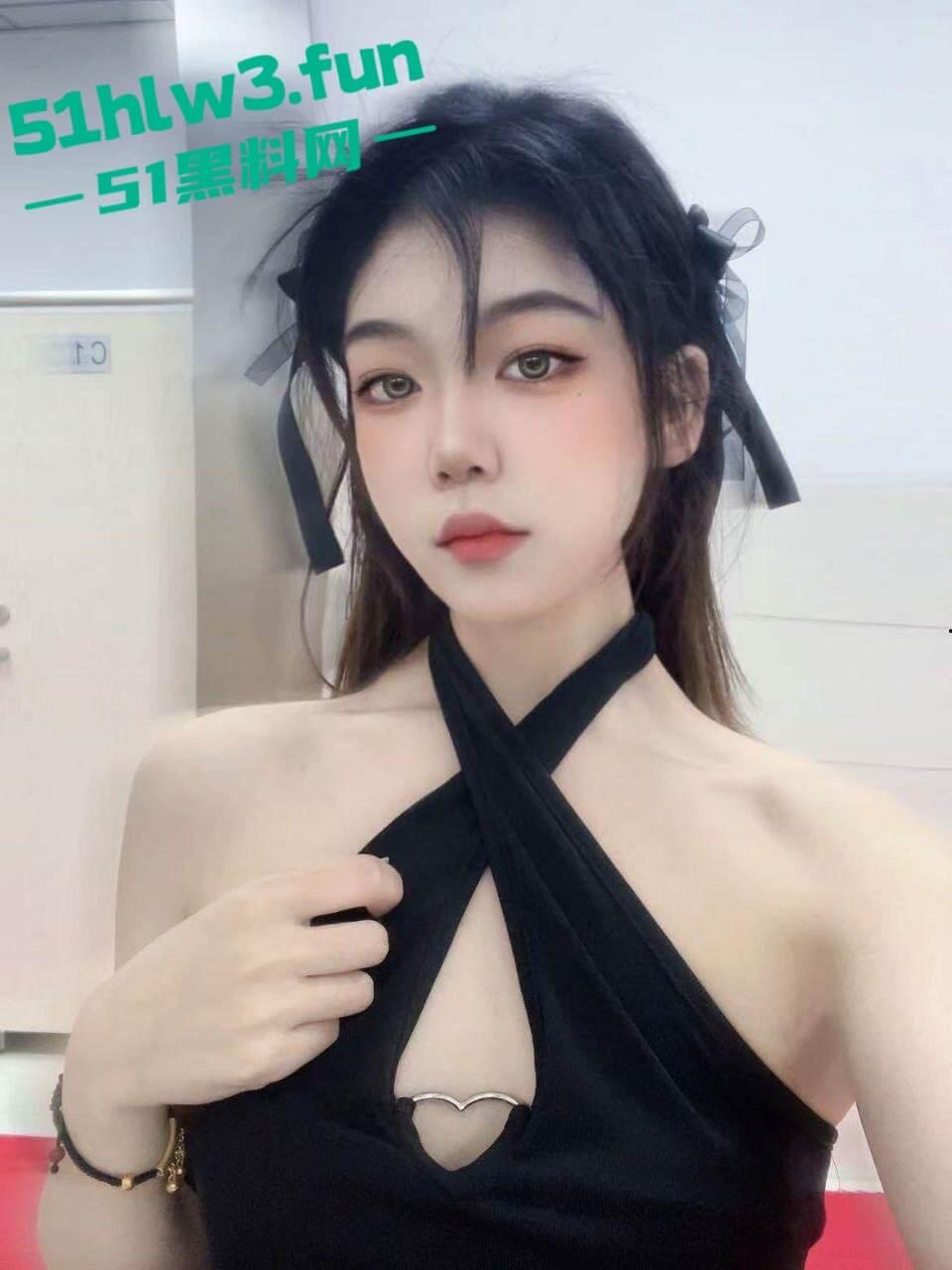 超反差嫩妹母狗,颜值甜美的学生妹身材高挑性感诱人,私下性瘾超强到处约炮渴望被大鸡巴爆操。-5