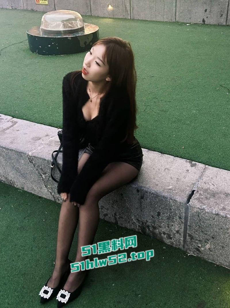 骚货【陈佳怡】惨遭男友曝光,男友联手同学双人不断狂操3P性爱视频流出,骚货淫水床上狂喷!-1