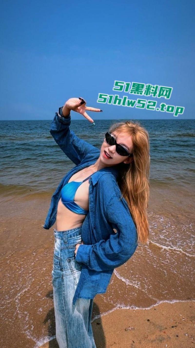 骚货【陈佳怡】惨遭男友曝光,男友联手同学双人不断狂操3P性爱视频流出,骚货淫水床上狂喷!-3