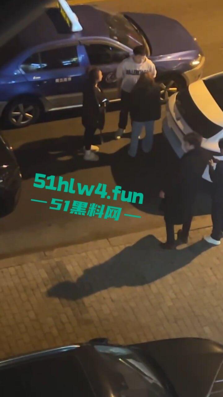 青岛小仙女挑衅男子嚣张辱骂还动手打人,结果被大哥一拳当场直接带走,看着都解气。-1