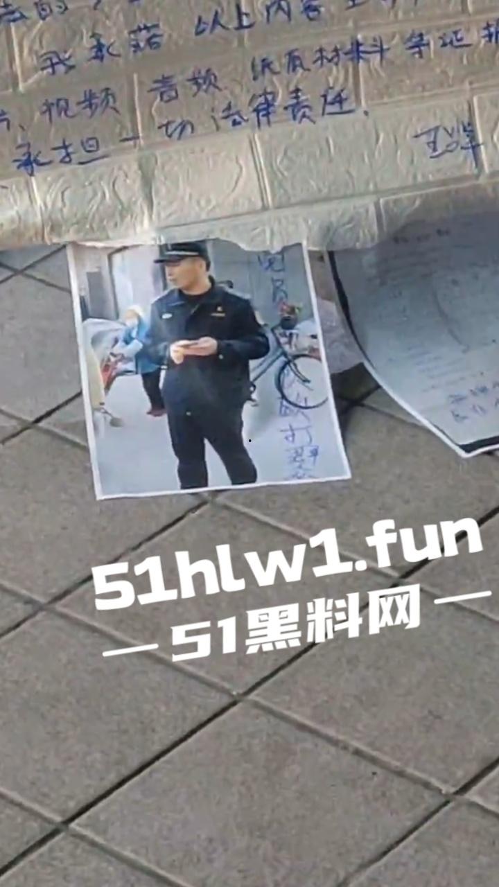 上海松江区,一商贩举牌控诉,当地城管暴力执法,不出具任何手续,扣押上千斤水果,导致腐烂变质血本无归。-5