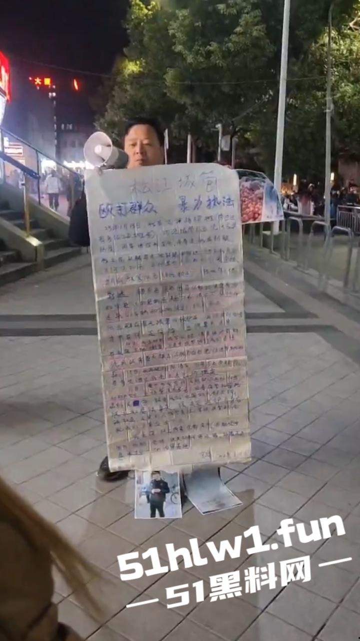 上海松江区,一商贩举牌控诉,当地城管暴力执法,不出具任何手续,扣押上千斤水果,导致腐烂变质血本无归。-6