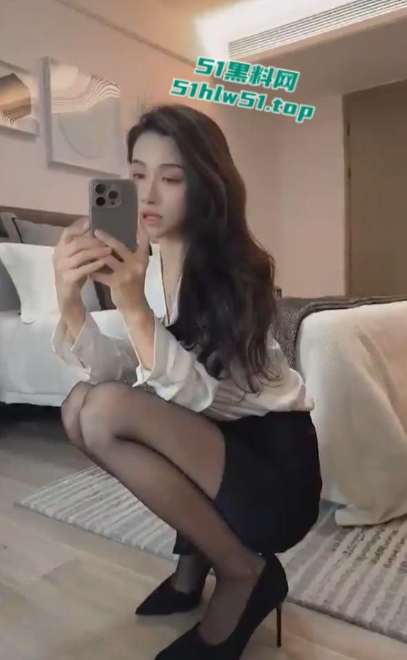 抖音极品擦边主播【大栗】福利视频来袭,大长腿御姐三点全露,土豪们真是太会调教玩弄!-3