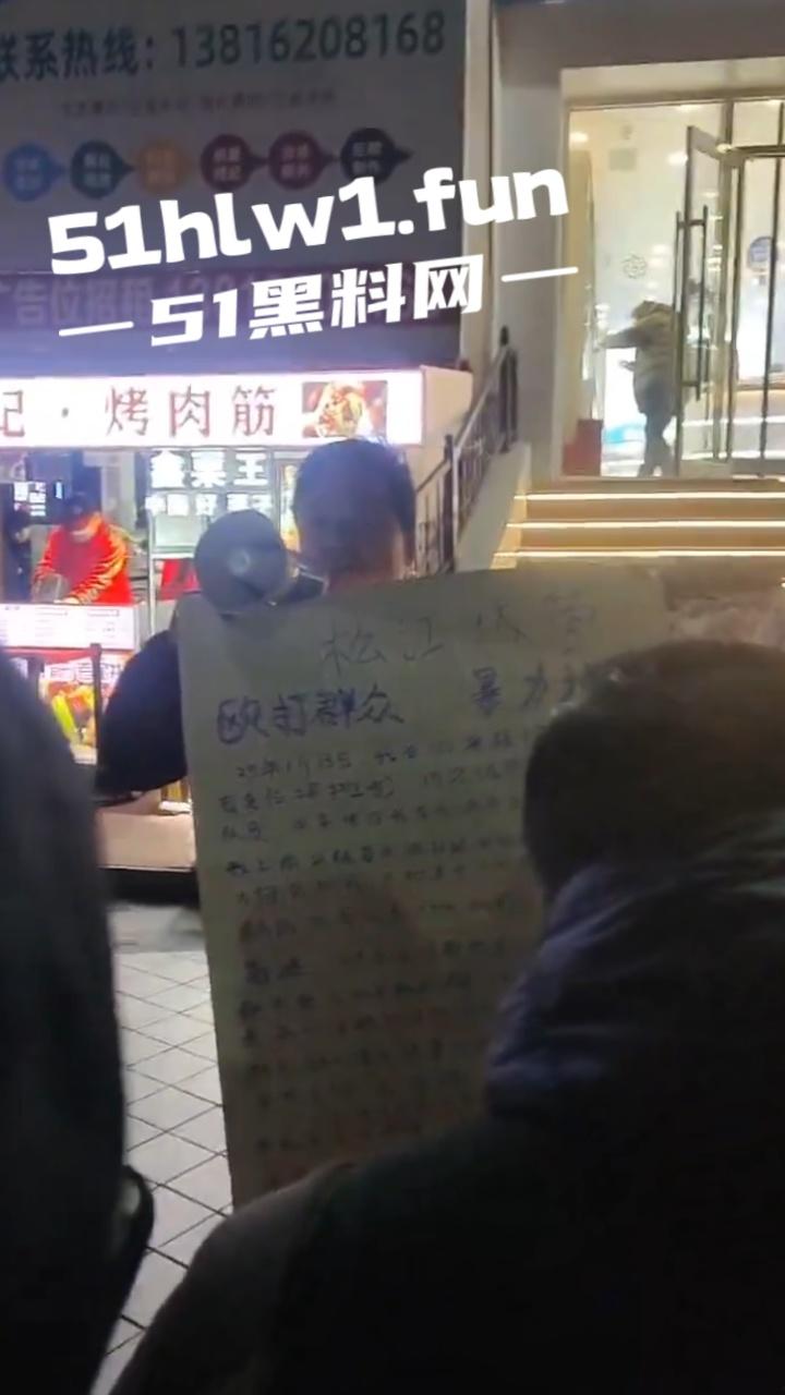 上海松江区,一商贩举牌控诉,当地城管暴力执法,不出具任何手续,扣押上千斤水果,导致腐烂变质血本无归。-8