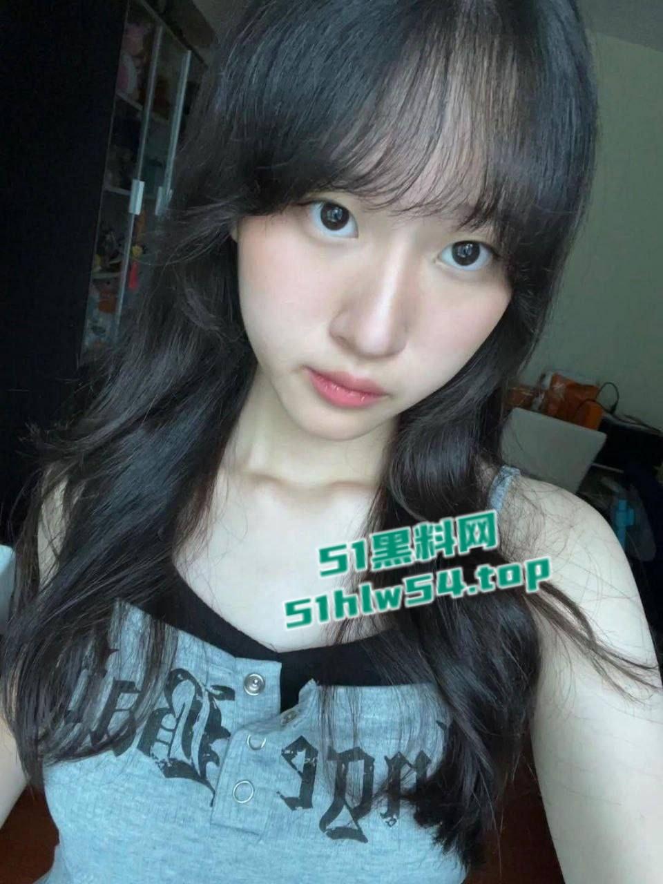 香港圣母书院高校学妹,初尝禁果首次做爱,胴体稚嫩满面享受,浑身散发青涩气息!-2