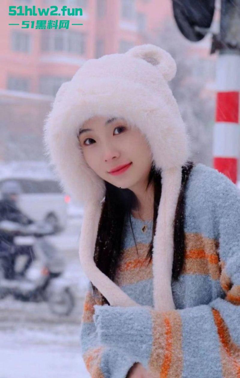 大连师范学院【吴美芳】跟网友裸聊自慰被曝光,人前乖乖女人后反差婊,这下可出名了!-3