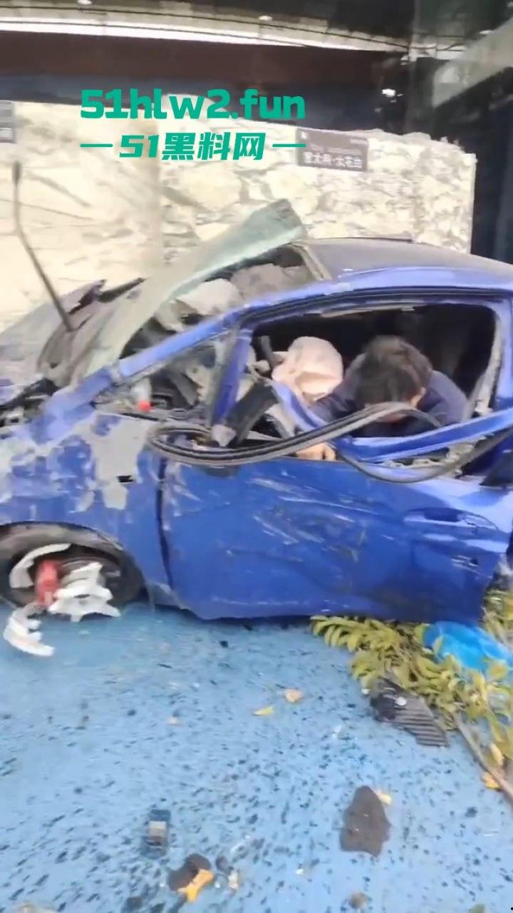 广东一轿车失控撞上路牙当场稀巴烂,司机被撞到懵逼当场灵魂出窍,现场监控视频流出。-1