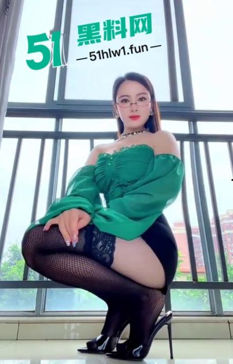 抖音6万粉主播【马妲己】与土豪线下约操视频流出!黑丝美腿性感风骚 骑乘位遭疯狂抽插!-1