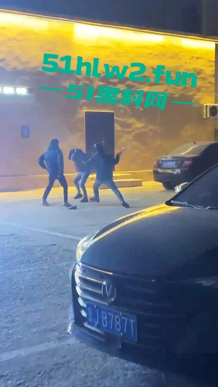 山东泰安街头斗殴一群混社会的网吧少年,在网吧门口堵学生因其女友被抢,叫人持械当街殴打。-1