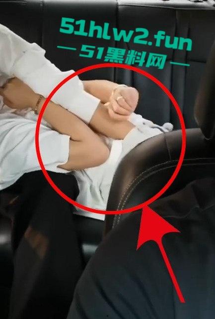 网约车秒变激情角落,小情侣后座干柴烈火,亲到腿软手伸裙底扣逼,司机大哥强忍不回头!-2