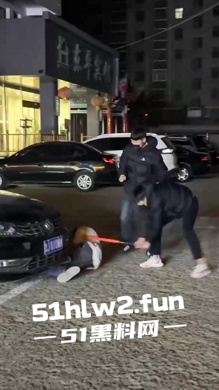 山东泰安街头斗殴一群混社会的网吧少年,在网吧门口堵学生因其女友被抢,叫人持械当街殴打。-6