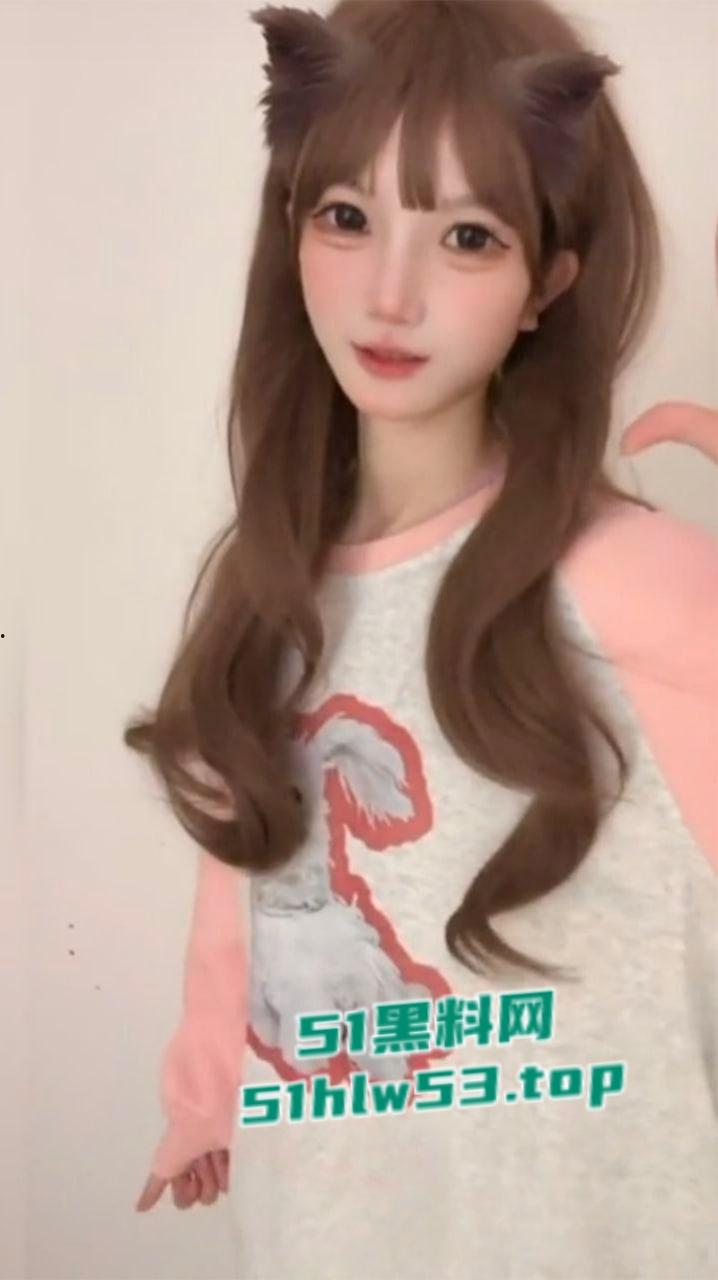 快手巨乳网红【米团不熬夜】刷礼物就能解锁水晶假屌插穴自慰，私下更是浪荡没边主动约炮金主玩法超花！-1