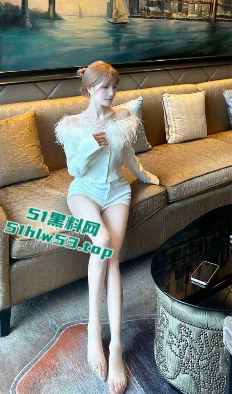 快手巨乳网红【米团不熬夜】刷礼物就能解锁水晶假屌插穴自慰，私下更是浪荡没边主动约炮金主玩法超花！-2