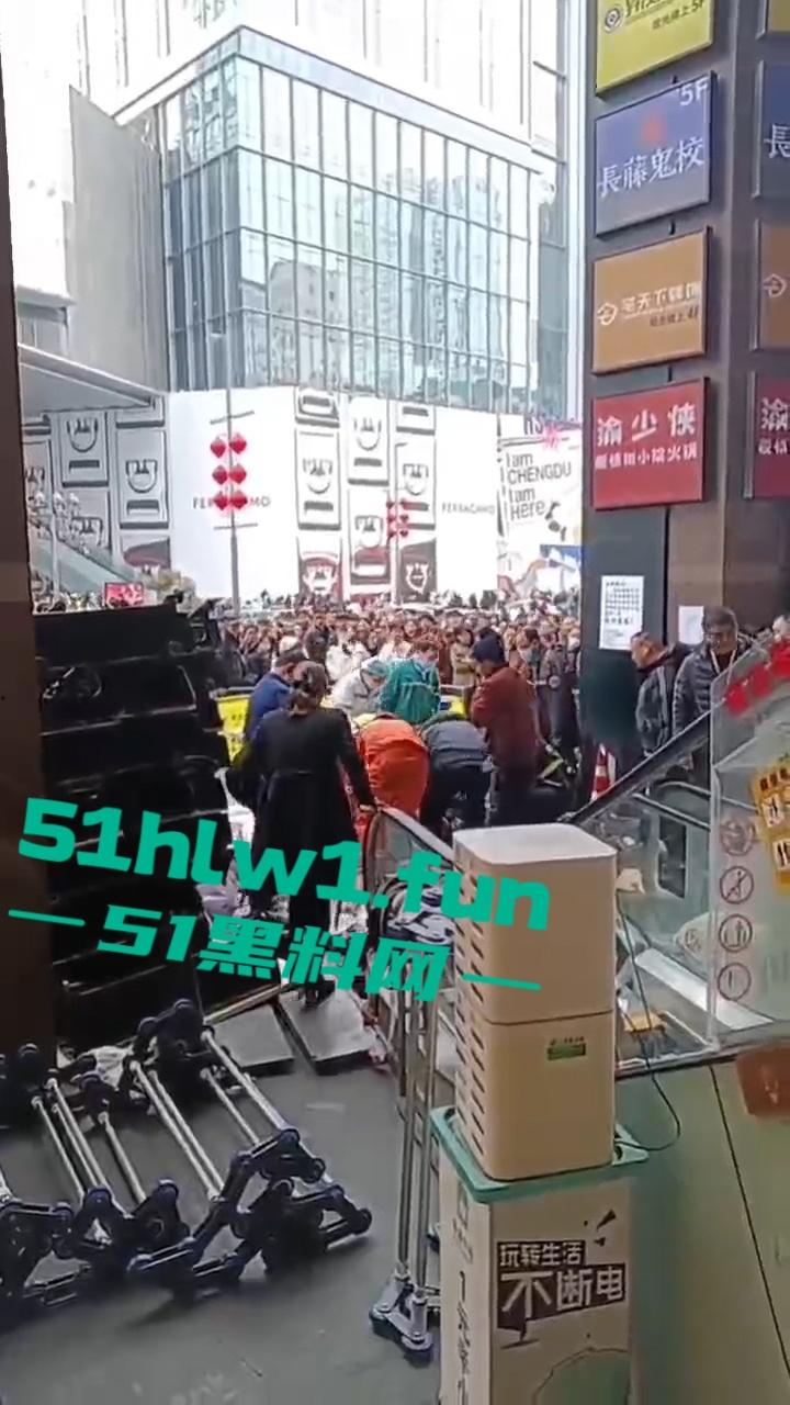 成都春熙路扶梯维修过程中出事故,可怕电梯要吃人现场事故视频流出。-6