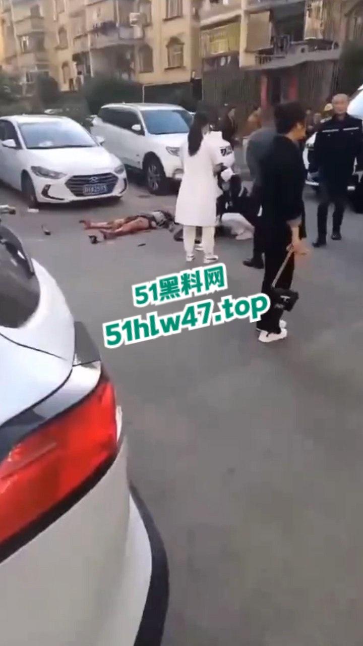 景德镇梨树园北苑老板娘欠钱被砍死视频,女老板欠钱不给还侮辱老实人遭对方乱刀砍死。-4