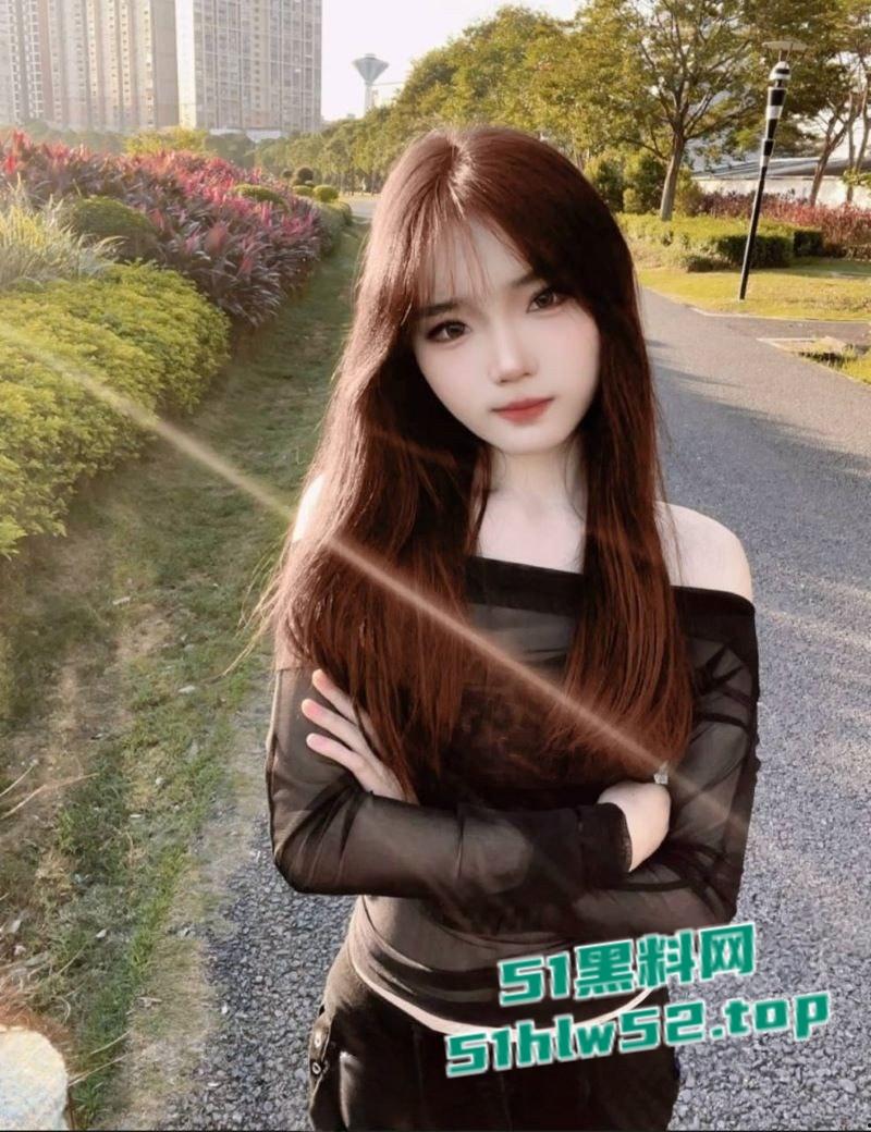 陌陌勾搭极品女神，酒店约炮吃鸡视频曝光，口交深喉技术娴熟媚眼含情勾魂十足！-1