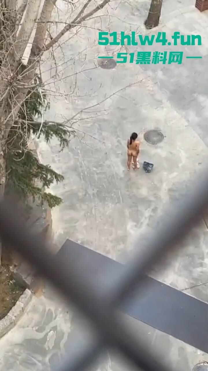 河北一小区路边惊现裸奔女,一丝不挂露奶露逼勇气可嘉,真实小母狗出来执行主人的任务。-3