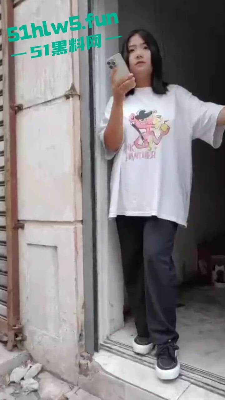 东莞又开始玩活了，偷拍小巷站街女骚妇少女应有尽有，消息称150起步就能操已帮瓜友们踩好点。-1