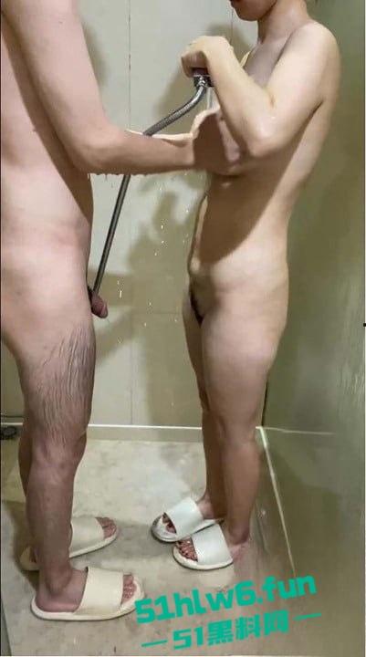 妈妈的丰乳肥臀【4】和老妈享受鸳鸯浴,大胸老妈不止要洗身上连鸡巴也要洗一洗。-4