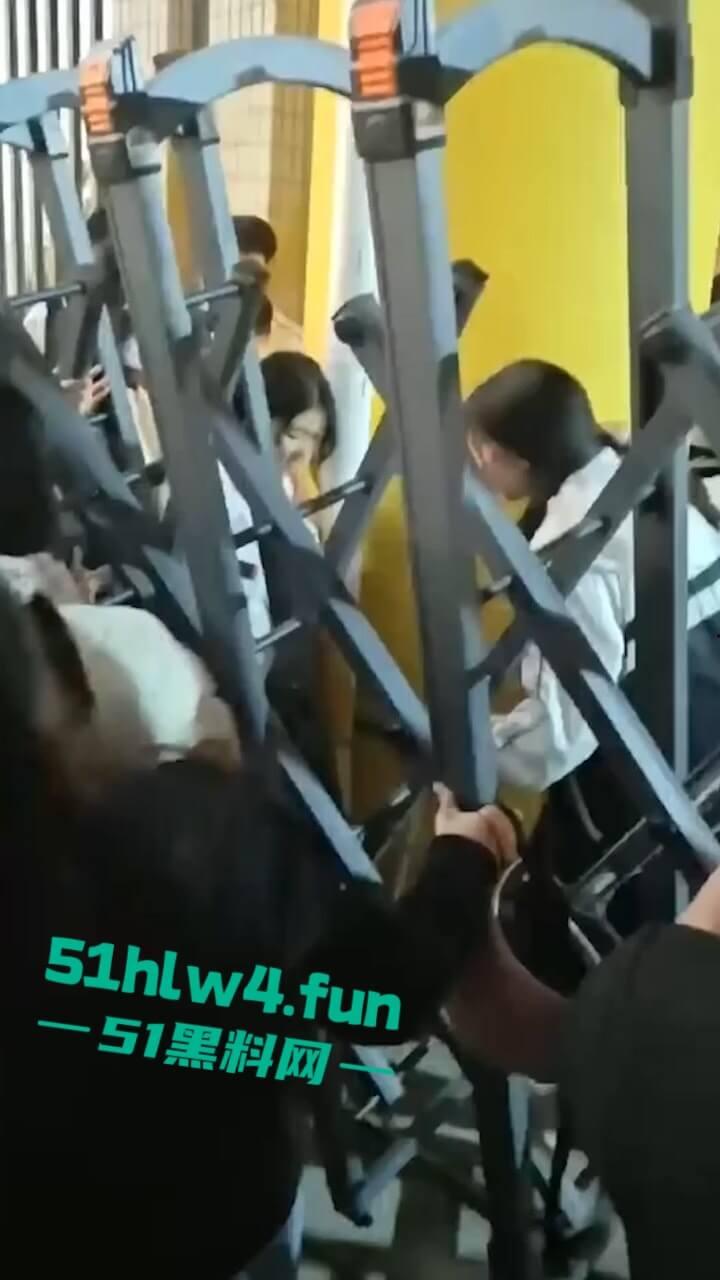 汕头二中拆门事件,林校长的规章制度到底是不是拿着鸡毛当令箭呢?引起了学生反抗情绪!-2