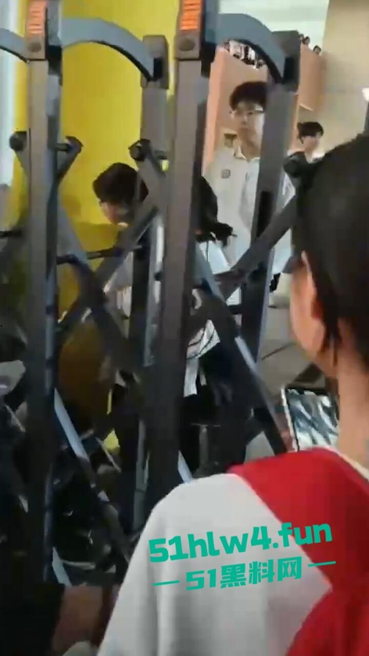 汕头二中拆门事件,林校长的规章制度到底是不是拿着鸡毛当令箭呢?引起了学生反抗情绪!-3