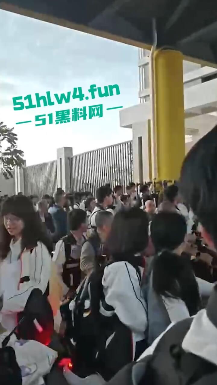 汕头二中拆门事件,林校长的规章制度到底是不是拿着鸡毛当令箭呢?引起了学生反抗情绪!-4