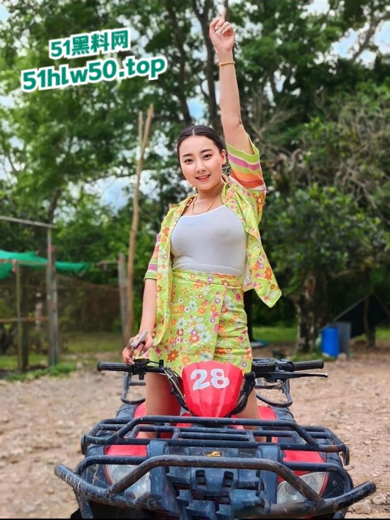 台湾极品巨乳御姐女神【蒋可欣】口爆,主动撅起丰满的臀,让男友插入无毛嫩穴内射!-7