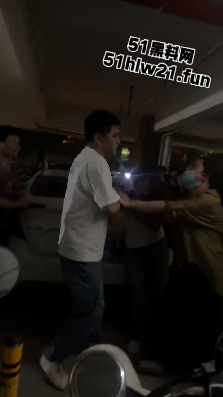 广东无耻小三女偷腥卖骚勾引男人,被原配当街扇脸暴揍,拎着头发让大家好好欣赏这张骚脸。-7