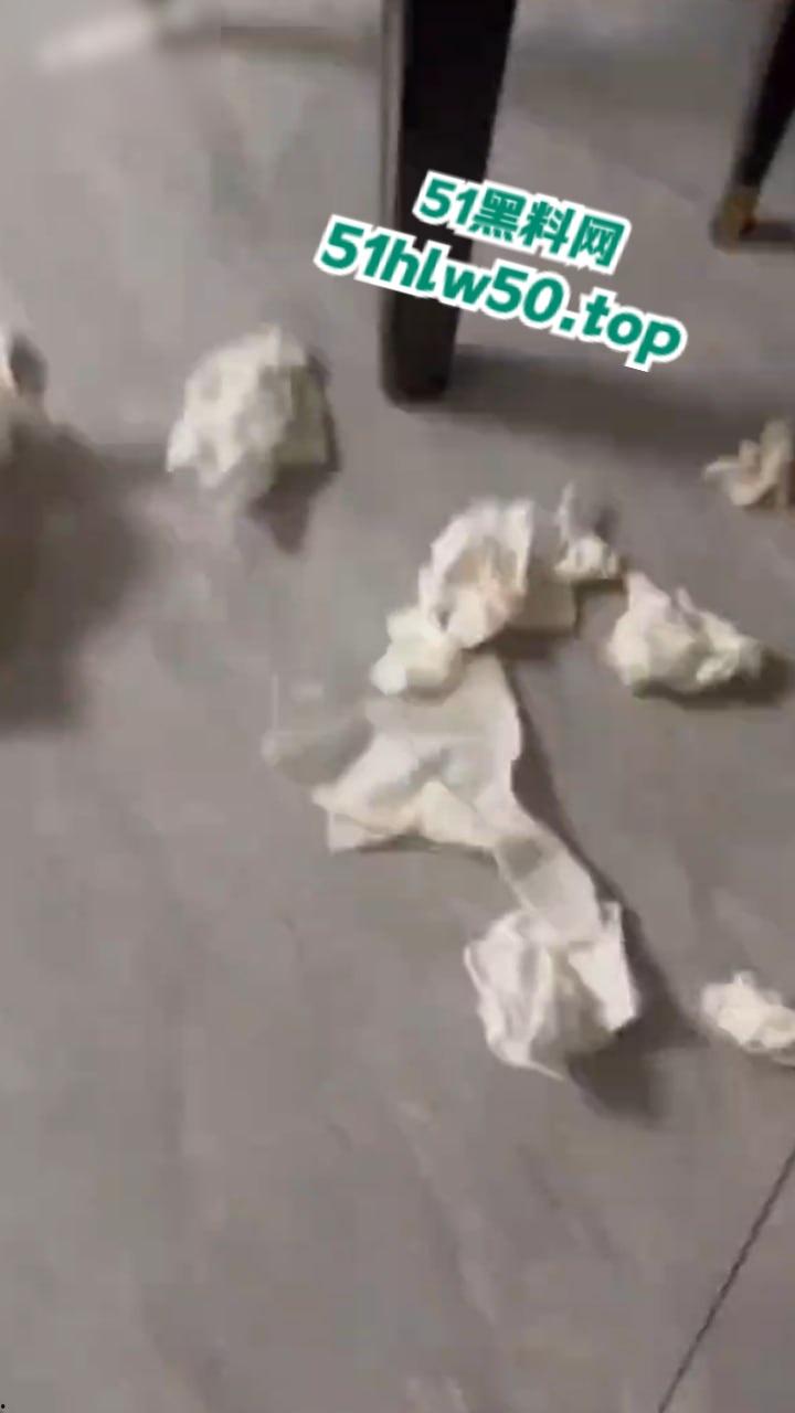 河北邯郸大杨庄,男子出轨带小三回家,捉奸时小三还穿着原配的衣服,玩的真野啊!-8