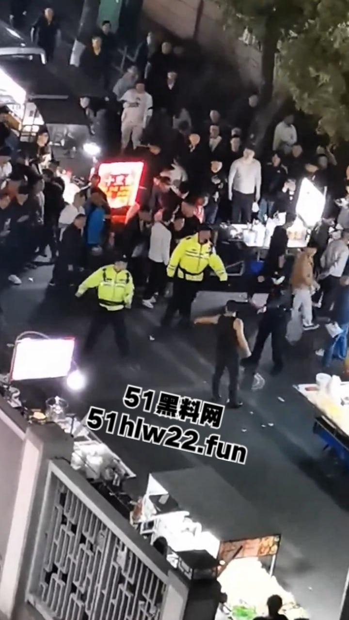 苏州中华园一名男子在闹市区持刀,街头晃悠被警察现场处置以寻衅滋事罪起诉。-1