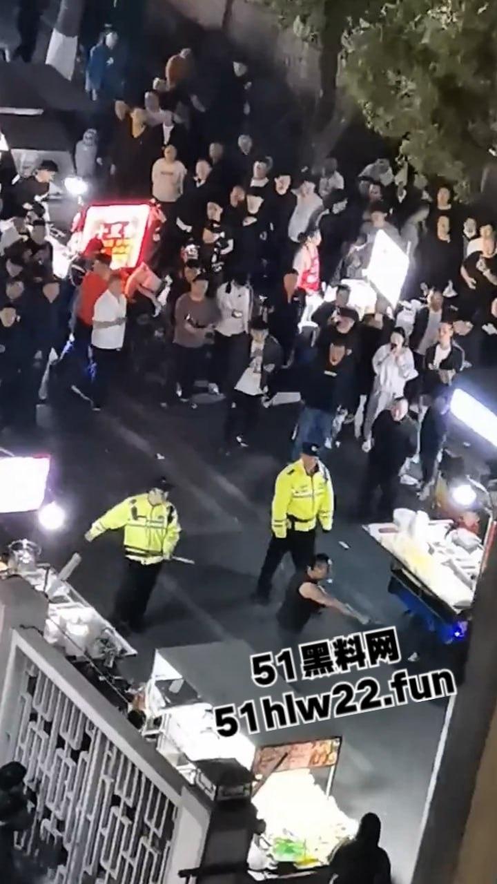 苏州中华园一名男子在闹市区持刀,街头晃悠被警察现场处置以寻衅滋事罪起诉。-7