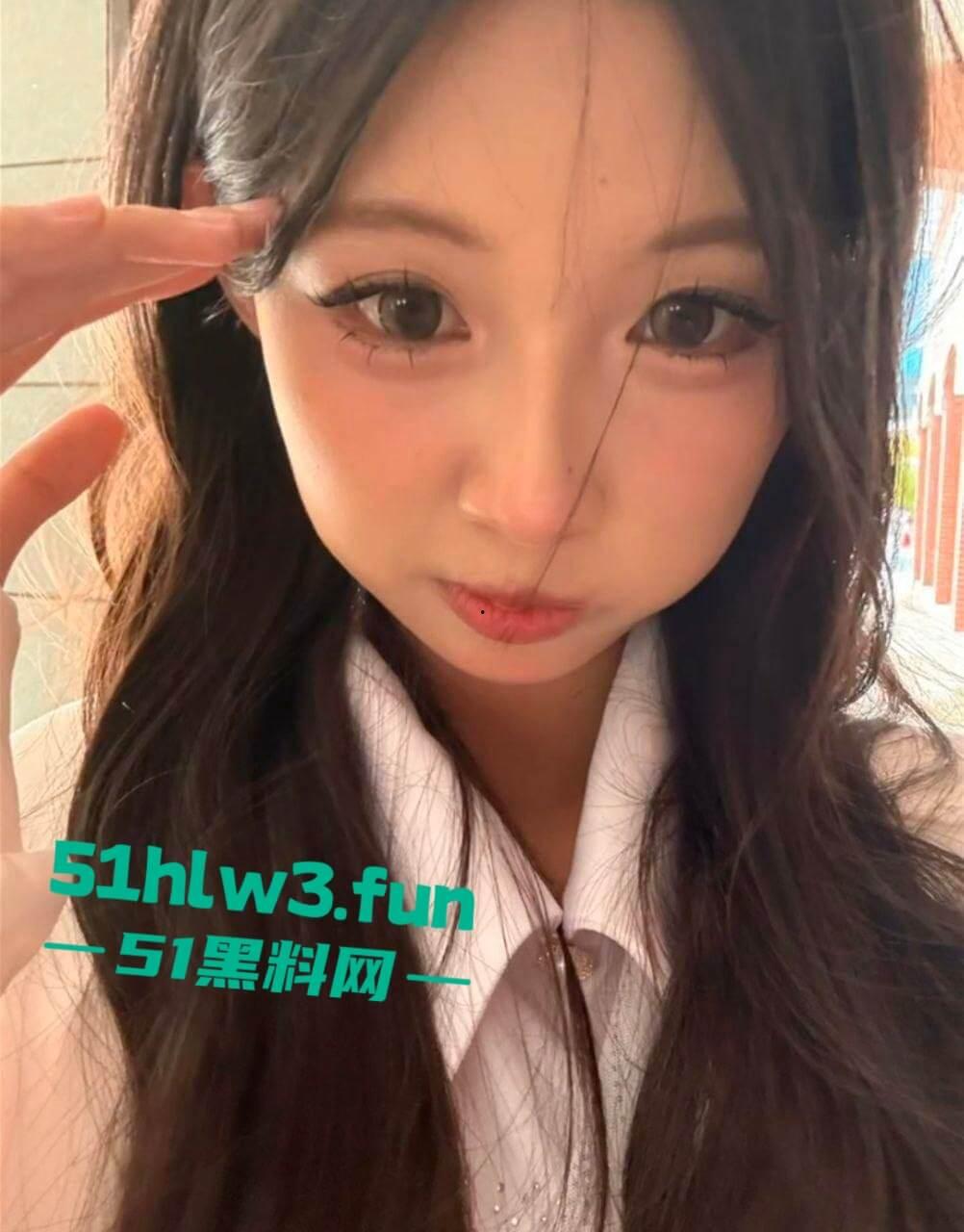 超性感大眼妹【刘亦欣】可爱颜值长腿反差婊，萝莉脸御姐身性感尤物修长美腿超诱人，做爱私拍被渣男流出。-1