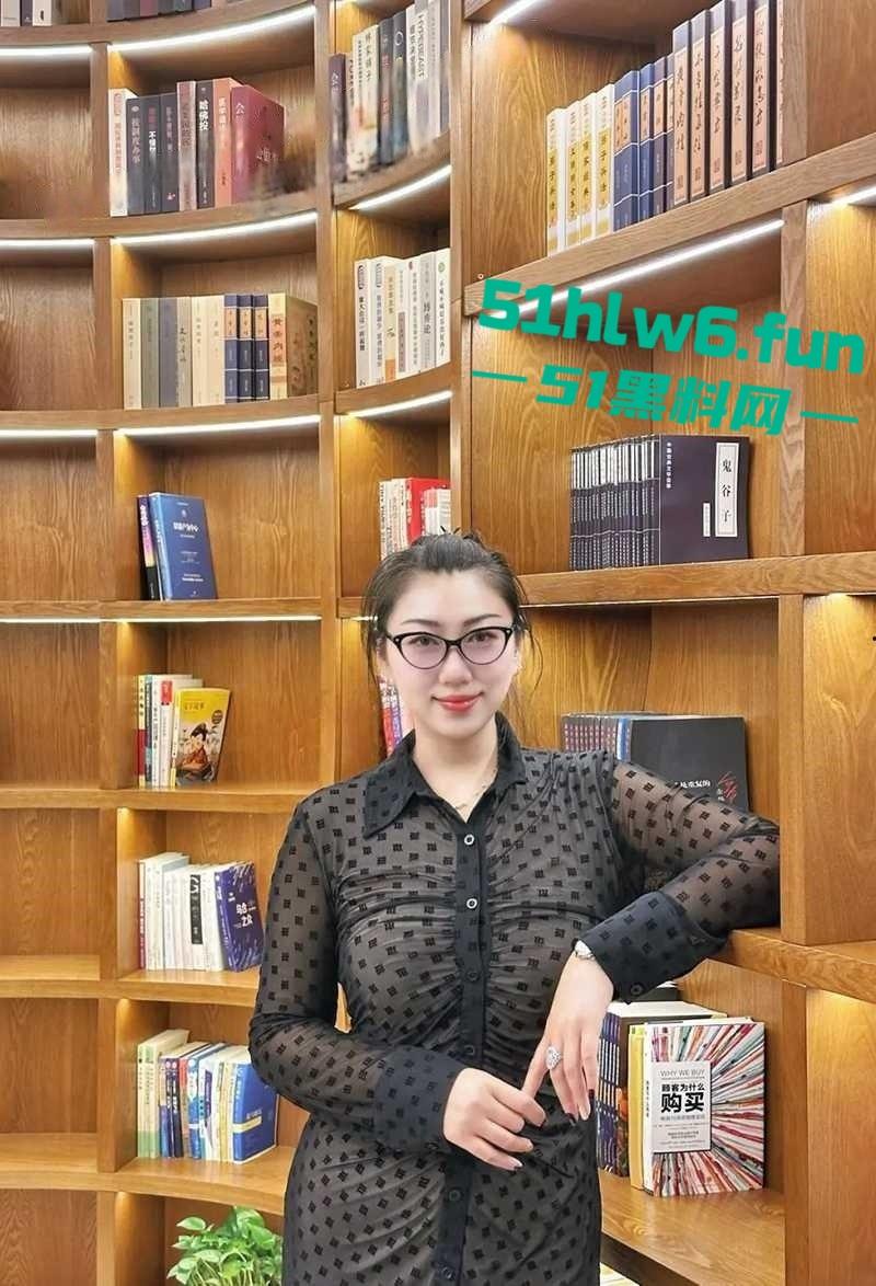 公园大爷光天化日之下露天操鸡,极品熟女奶大逼紧上位骑乘全自动,大爷吃得可真好!-1