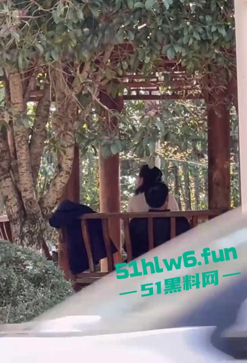 公园大爷光天化日之下露天操鸡,极品熟女奶大逼紧上位骑乘全自动,大爷吃得可真好!-6