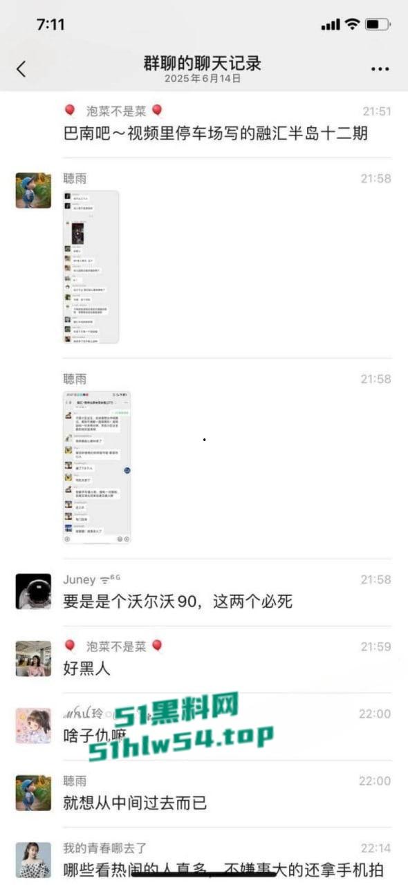 全网疯找现场视频,重庆巴南融汇半岛,白色私家车鸣笛引发路人不满被指责,后冲撞民众反复碾压致1死4伤!-4