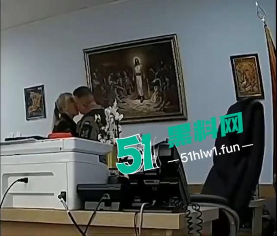 乌克兰高级军官被拍到在办公室内与两名不同的女性【亲密接触】战争阶段发生这种泄密关乎到国家机密层面。-4