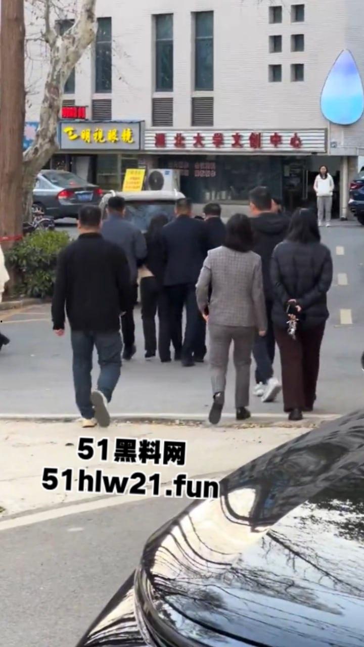 湖北大学女教师,在食堂痛哭发声称让学生看看体制的悲哀,自己老公在学校被捅死三年全无说法。-7