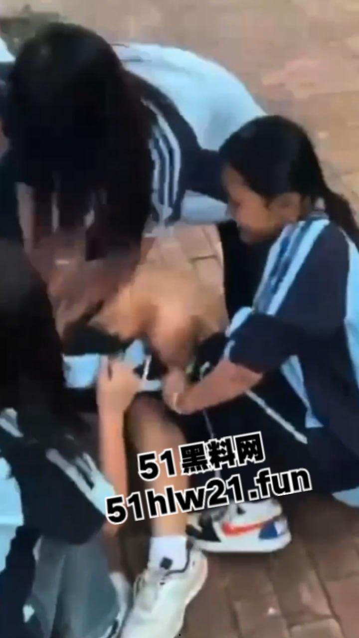 广西南宁三中,女学生遭同学霸凌殴打,打人精神小妹身材被扒8名殴打人员已被逮捕拘留。-2