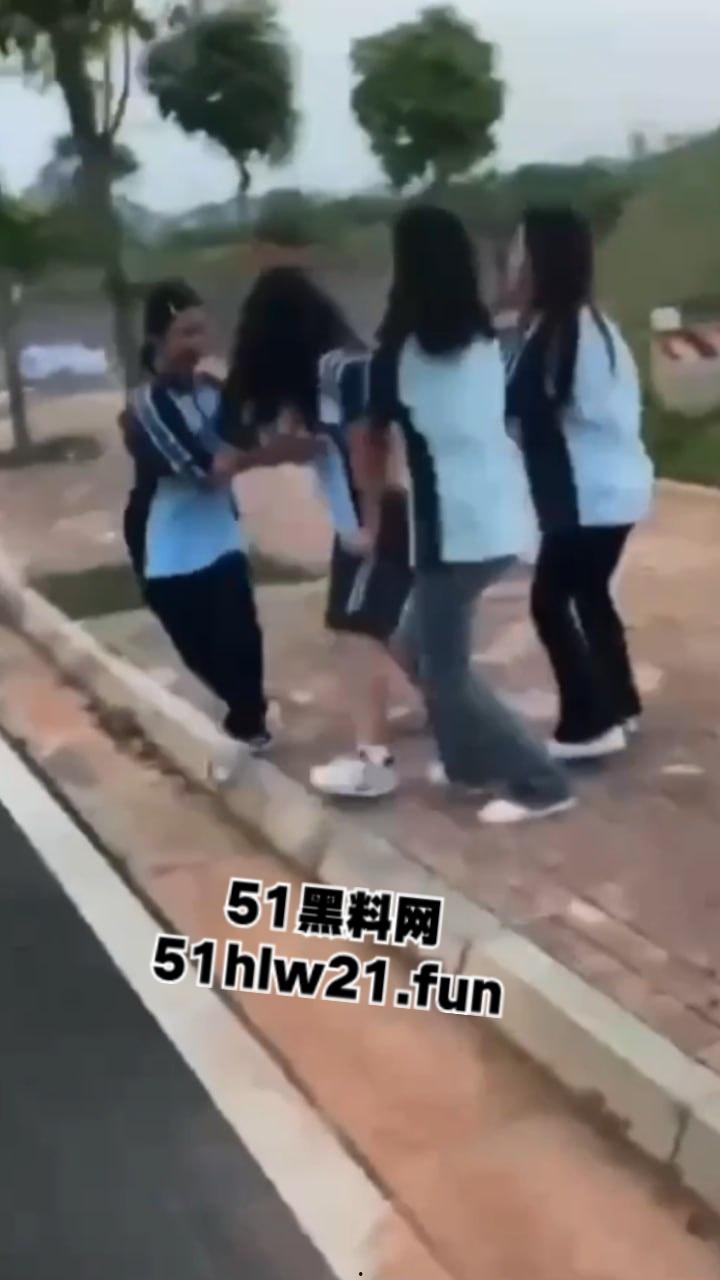 广西南宁三中,女学生遭同学霸凌殴打,打人精神小妹身材被扒8名殴打人员已被逮捕拘留。-6