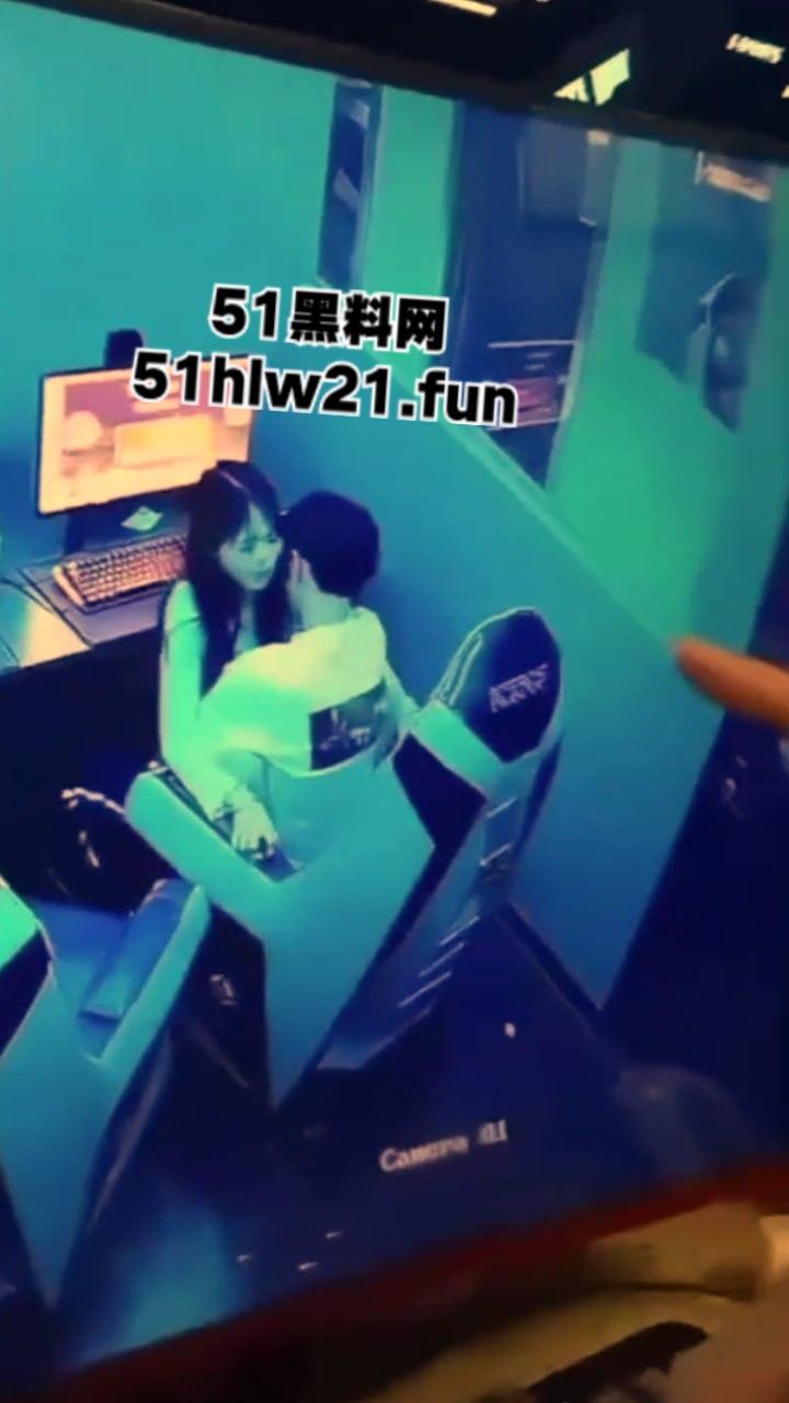 山东某网吧监控偷拍,一对年轻情侣趁私下无人,在网吧座椅上操逼偷情,这么玩也太刺激了啊。-2