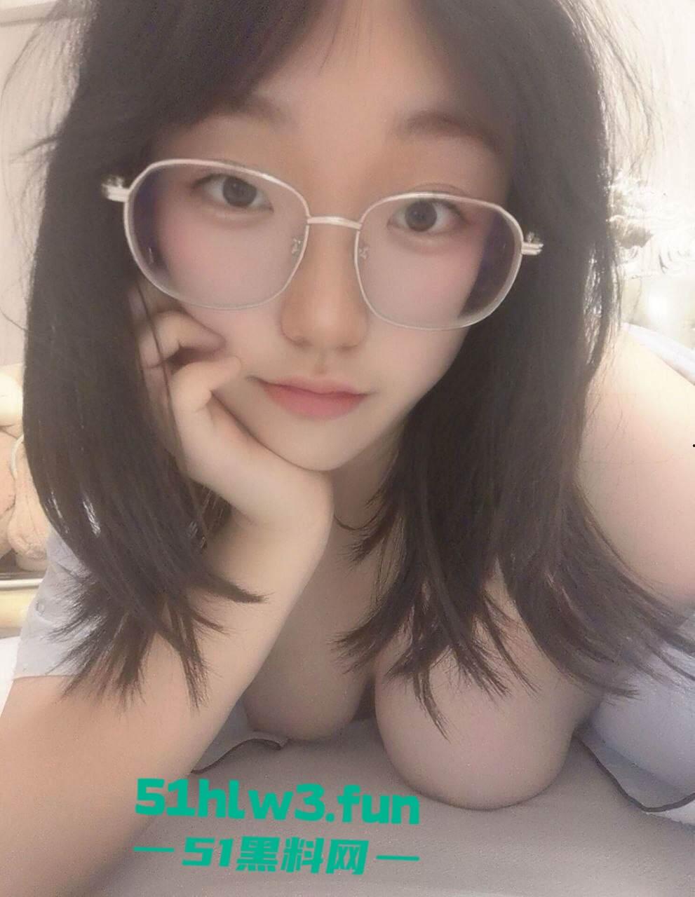 顶级大奶眼镜妹【苏荷】完美身材粉嫩酮体,美乳硕大粉嫩小穴无毛白皙,性感美腿更是撩人自慰玩穴私拍流出。-2