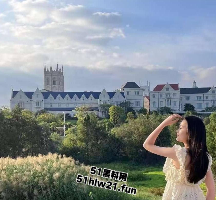 中国民用航空飞行学院【吴婷】粉嫩玉足线下约炮金主,灵活舌头简直可以含化鸡巴!-3