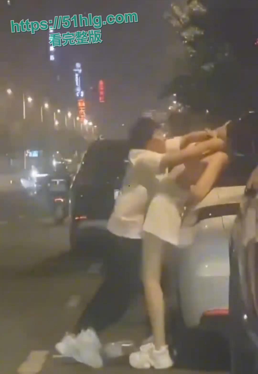 【沈阳】街头火爆一幕!情侣斗气,靓妹当场脱衣,性感身材白皙皮肤,围观群众大饱眼福!-2