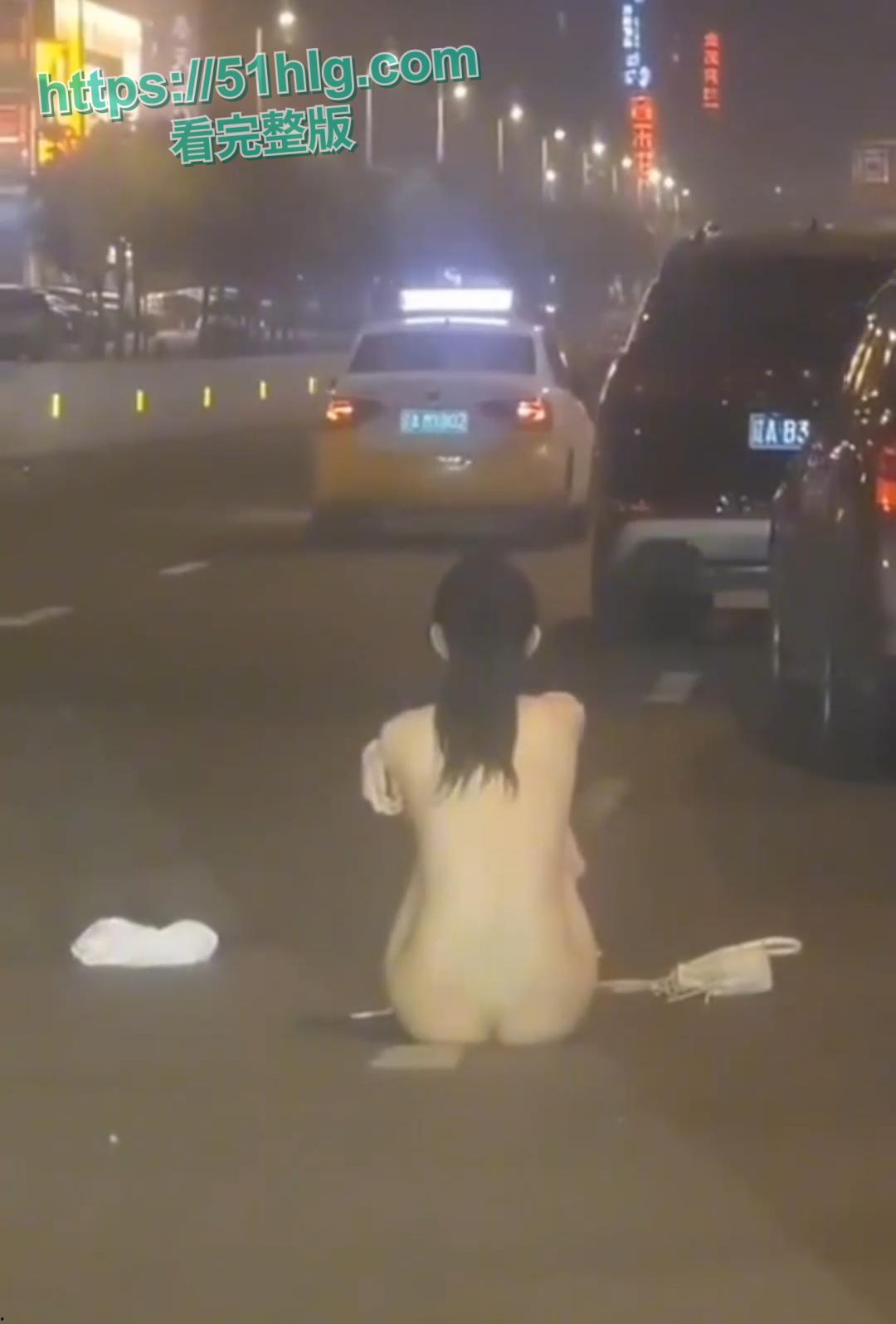 【沈阳】街头火爆一幕!情侣斗气,靓妹当场脱衣,性感身材白皙皮肤,围观群众大饱眼福!-4