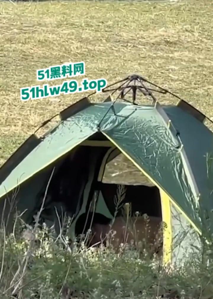 青州古城小巷上演活春宫,女的穿古风绿裙气质迷人蹲在猥琐男胯下,熟练伺候鸡巴旁若无人。-1