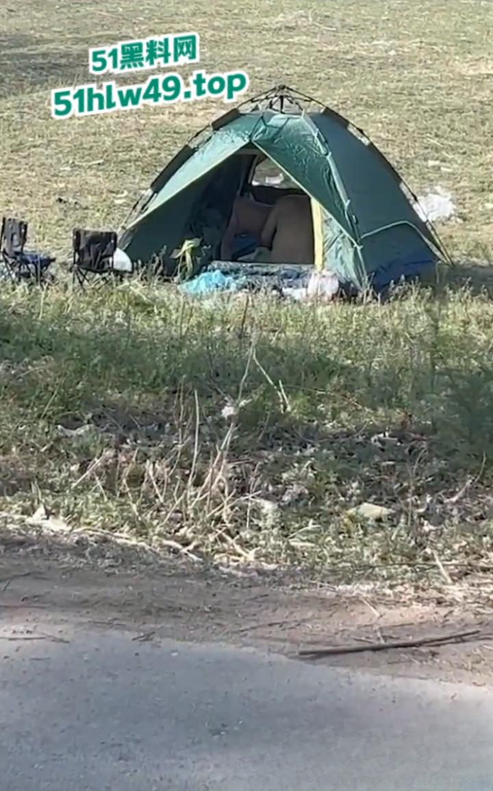 青州古城小巷上演活春宫,女的穿古风绿裙气质迷人蹲在猥琐男胯下,熟练伺候鸡巴旁若无人。-3