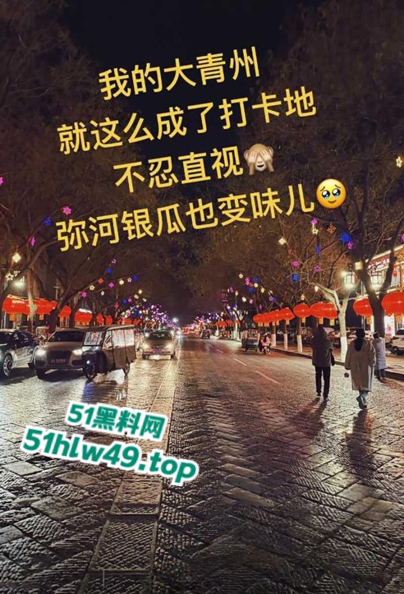 青州古城小巷上演活春宫,女的穿古风绿裙气质迷人蹲在猥琐男胯下,熟练伺候鸡巴旁若无人。-5
